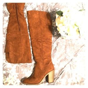 Women’s size 8 tall boots 👢
